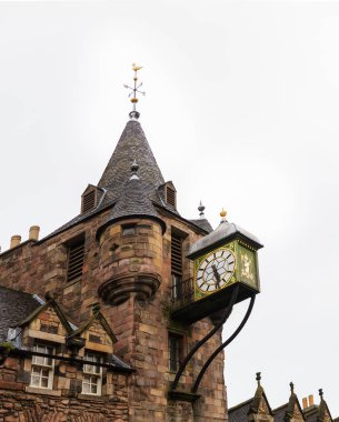 Canongate Tolbooth, eski Edinburgh şehir tarihi bir dönüm noktası. Bulutlu bir günde vurdu
