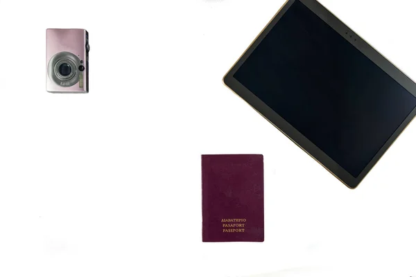Preparándose Para Viajar Cámara Tableta Pasaporte Aislados Blanco — Foto de Stock