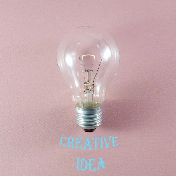 Idée Créative Concept Innovation Ampoule Allumée Sur Fond Rose Texte — Photo
