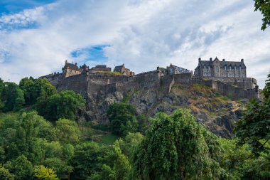 Edinburgh Castle Princes Street Gardens bir güzel yaz öğleden sonra görüntülendi.
