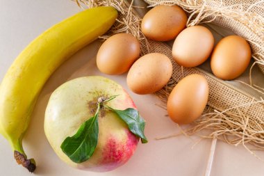 Altı yumurta bir kadarıyla ve kahverengi çul (çuval bezi) ve beyaz arka plan - geleneksel organik gıda kavramı gösteri bir muz