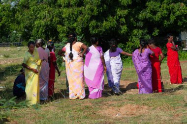 Mahabalipuram, Hindistan - 3 Eylül 2007: renkli geleneksel fsari giymiş ve Mahabalipuram bir açık hava kutlama etkinliğe katılmak hazırlanıyor Hintli kadın.