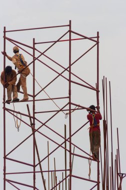 Chennai, Hindistan - 6 Eylül 2007: İnşaat işçileri bir inşaat alanında en az güvenlik önlemleri alarak Chennai iskele üzerinde.