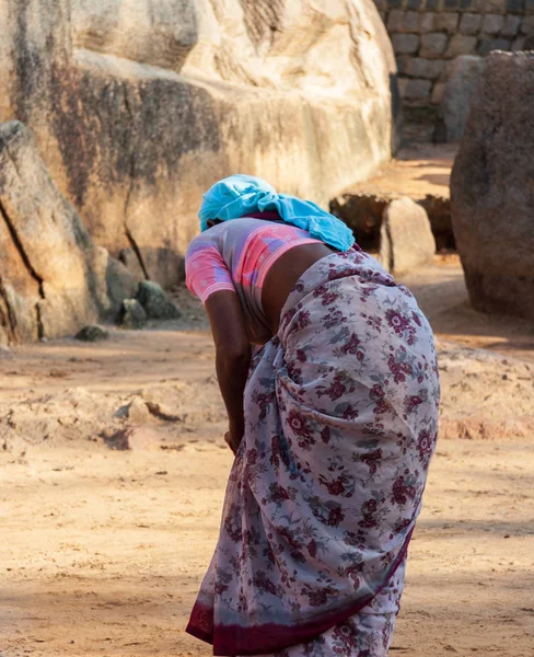 Mahabalipuram Indien September 2007 Frau Reinigt Den Ufertempel Einen Der — Stockfoto