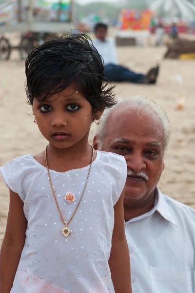 印度钦奈 9月6日 在钦奈的滨海海滩 当地一名女孩和她的祖父焦急地摆姿势拍照 — 图库照片