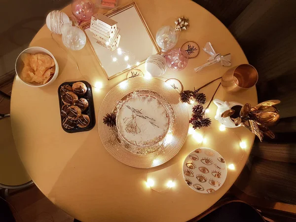 Finom Karácsonyi Témájú Sivatagi Asztal Torta Profiteroljáról Egyéb Ínyencségek Felülnézet — Stock Fotó