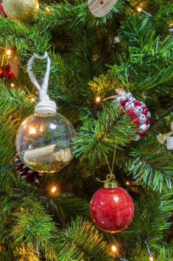 Yakın çekim dekoratif öğeler dekorasyonu topları görünürde dahil asılı bir Noel ağacı üzerinde