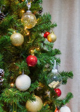 Yakın çekim dekoratif öğeler dekorasyonu topları görünürde dahil asılı bir Noel ağacı üzerinde