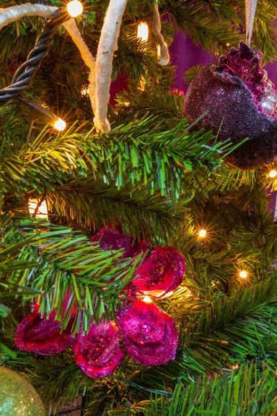 著名な紫ザクロと目の前で花の装飾をぶら下げが紫色のテーマで装飾されたクリスマス ツリーのクローズ アップ — ストック写真