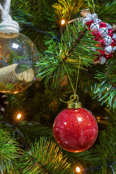 視力の装飾ボールを含む装飾的なアイテムをぶら下げのクリスマス ツリーにクローズ アップ — ストック写真