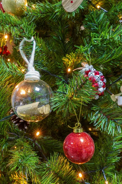 視力の装飾ボールを含む装飾的なアイテムをぶら下げのクリスマス ツリーにクローズ アップ — ストック写真