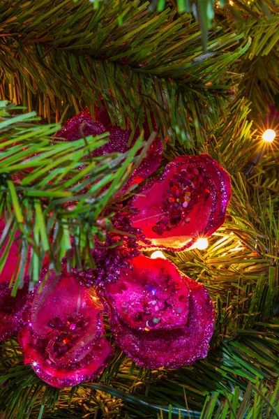 Primer Plano Árbol Navidad Decorado Tema Púrpura Con Una Decoración — Foto de Stock