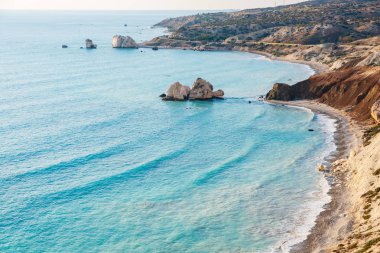 Petra tou Romiou rock kuş bakışı manzaralar güzel bir öğleden sonra Yunan mitolojisinde Afrodit'ın Doğum yeri olarak kabul. Bu bir ünlü turistik seyahat hedef dönüm noktası Pafos, Kıbrıs için olduğunu.