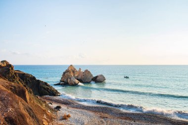 Öğleden sonra Petra tou Romiou, Pafos, Kıbrıs, bir balıkçı teknesi olarak çevresinde deniz manzarası görünümünü tarafından geçer. Yunan mitolojisinde Afrodit'ın Doğum yeri olarak kabul edilir.
