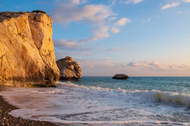 Petra tou Romiou, Paphos, Kıbrıs için çevresinde sahilde dalgalar breaking öğleden sonra Görünüm. Yunan mitolojisinde Afrodit'ın Doğum yeri olarak kabul edilir.