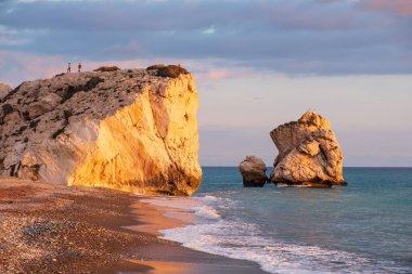 Petra tou Romiou, Paphos, Kıbrıs uzaktan kaya tırmanışı insanlarla çevresinde Beach güzel öğleden sonra görünümü. Yunan mitolojisinde Afrodit'ın Doğum yeri olarak kabul edilir.