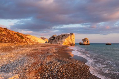 Petra tou Romiou, Paphos, Kıbrıs için çevresinde Beach güzel öğleden sonra görünümü. Yunan mitolojisinde Afrodit'ın Doğum yeri olarak kabul edilir.