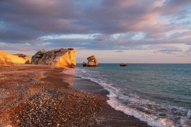 Petra tou Romiou, Paphos, Kıbrıs için çevresinde Beach güzel öğleden sonra görünümü. Yunan mitolojisinde Afrodit'ın Doğum yeri olarak kabul edilir.
