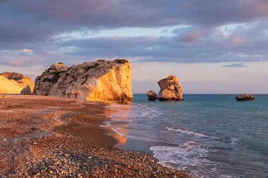 Petra tou Romiou, Paphos, Kıbrıs için çevresinde Beach güzel öğleden sonra görünümü. Yunan mitolojisinde Afrodit'ın Doğum yeri olarak kabul edilir.