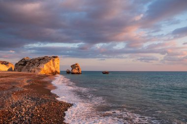 Petra tou Romiou, Paphos, Kıbrıs için çevresinde Beach güzel öğleden sonra görünümü. Yunan mitolojisinde Afrodit'ın Doğum yeri olarak kabul edilir.