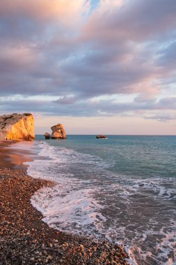 Petra tou Romiou, Paphos, Kıbrıs için çevresinde Beach güzel öğleden sonra görünümü. Yunan mitolojisinde Afrodit'ın Doğum yeri olarak kabul edilir.