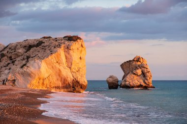 Petra tou Romiou, Paphos, Kıbrıs için çevresinde Beach güzel öğleden sonra görünümü. Yunan mitolojisinde Afrodit'ın Doğum yeri olarak kabul edilir.