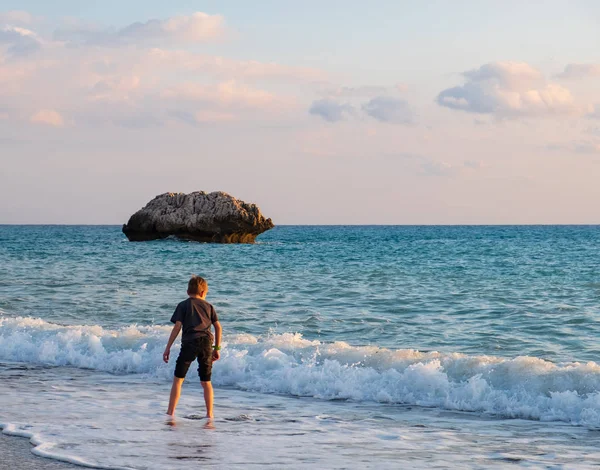 Blote Voeten Jongen Speelt Bij Het Strand Van Petra Tou — Stockfoto