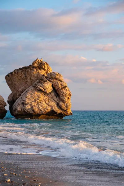 Vista Tarde Olas Rompiendo Playa Alrededor Petra Tou Romiou Paphos — Foto de Stock