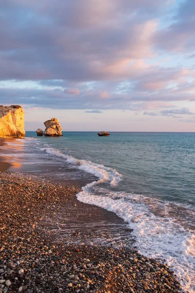 Petra tou Romiou, Paphos, Kıbrıs için çevresinde plaj portre biçiminde güzel öğleden sonra görünümü. Yunan mitolojisinde Afrodit'ın Doğum yeri olarak kabul edilir.