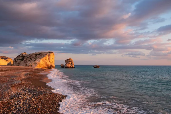 Petra tou Romiou, Paphos, Kıbrıs için çevresinde Beach güzel öğleden sonra görünümü. Yunan mitolojisinde Afrodit'ın Doğum yeri olarak kabul edilir.