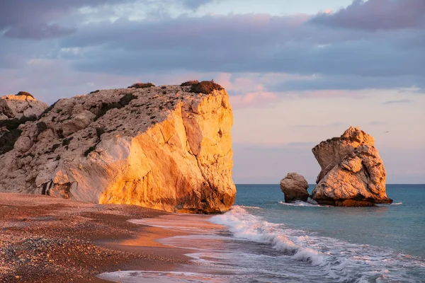 Petra tou Romiou, Paphos, Kıbrıs için çevresinde Beach güzel öğleden sonra görünümü. Yunan mitolojisinde Afrodit'ın Doğum yeri olarak kabul edilir.