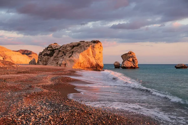 Petra tou Romiou, Paphos, Kıbrıs için çevresinde Beach güzel öğleden sonra görünümü. Yunan mitolojisinde Afrodit'ın Doğum yeri olarak kabul edilir.