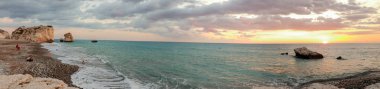 Paphos, Kıbrıs - 24 Kasım 2018: Panoramik insanlar kendilerini zevk ile Petra tou Romiou vasıl belgili tanımlık kıyı. Plaj Yunan mitolojisinde Afrodit'ın Doğum yeri olarak kabul edilir.
