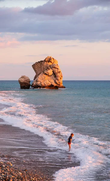 Paphos Chipre Noviembre 2018 Niño Juega Playa Las Rocas Petra — Foto de Stock