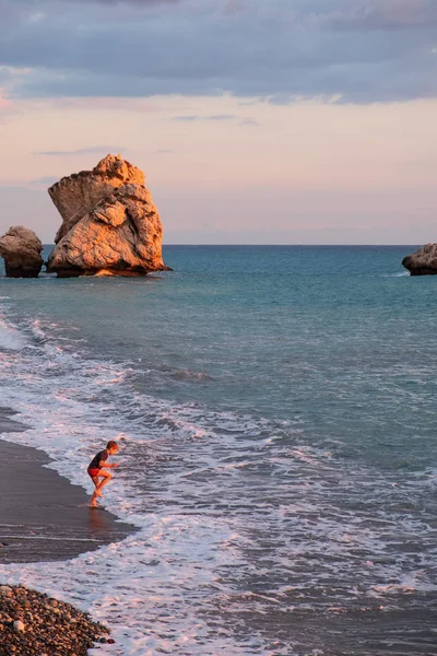 Paphos Chipre Noviembre 2018 Niño Juega Playa Las Rocas Petra — Foto de Stock