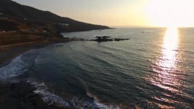 Güzel kayalık Plajı dron yakalama Pomos village, Paphos alan, Kıbrıs adasında gün batımında