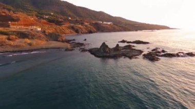 Güzel kayalık Plajı dron yakalama Pomos village, Paphos alan, Kıbrıs adasında gün batımında