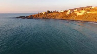 Güzel kayalık Plajı dron yakalama Pomos village, Paphos alan, Kıbrıs adasında gün batımında