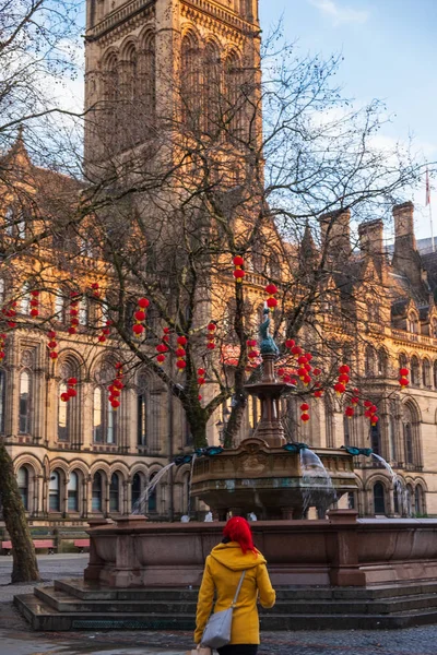 Femme aux cheveux roux marche devant la mairie de Manchester dec — Photo