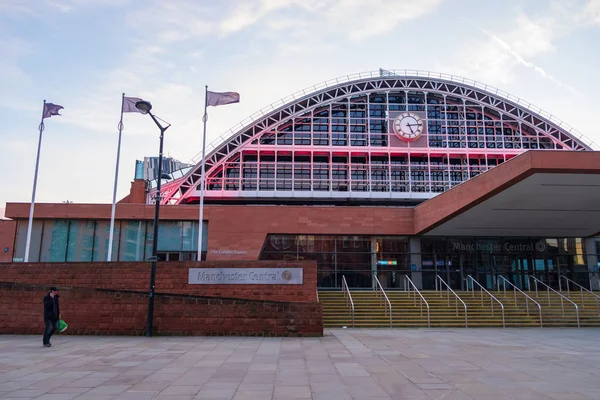 Manchester Central Convention Complex au Royaume-Uni en tant qu'homme tenant — Photo