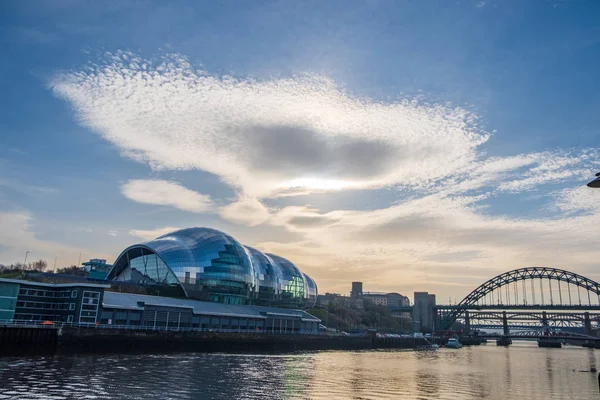 River Tyne, sala concerti Sage Gateshead e ponte Tyne al Newcastle Quayside — Foto Stock