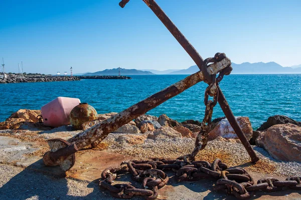 ギリシャのアイギナ港の海岸に錆びたアンカー — ストック写真