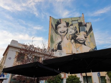 Psirri n Heroes meydanında bir bina cephesinde büyük grafiti