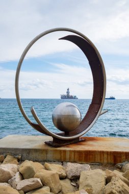 Limasol Promenade Molos Park'ta Dondurulmuş Dalga Heykel, Cypru