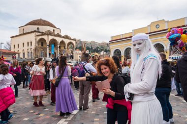Yunanlılar Atina'daki Monastiraki meydanında karnavalı kutladılar