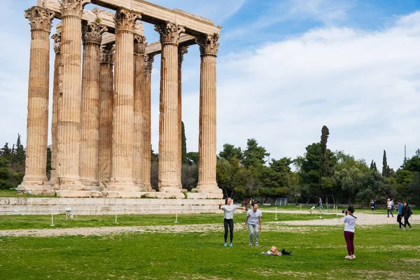 Туристы фотографируются перед греческим храмом Олима — стоковое фото