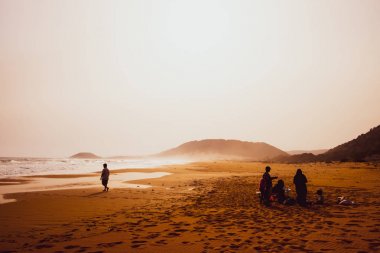 Kumlu Golden Beach, Karpasia, C oynayan insanların siluetleri