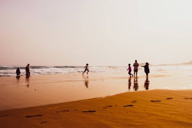Kumlu Golden Beach, Karpasia, C oynayan insanların siluetleri