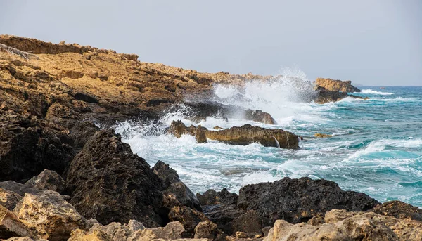 Las olas del mar chocan contra las rocas en la playa de Apostolos Andreas en Karpasi — Foto de Stock