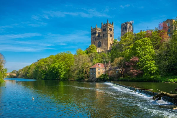 Catedral de Durham y desgaste del río en primavera en Durham, Inglaterra — Foto de Stock